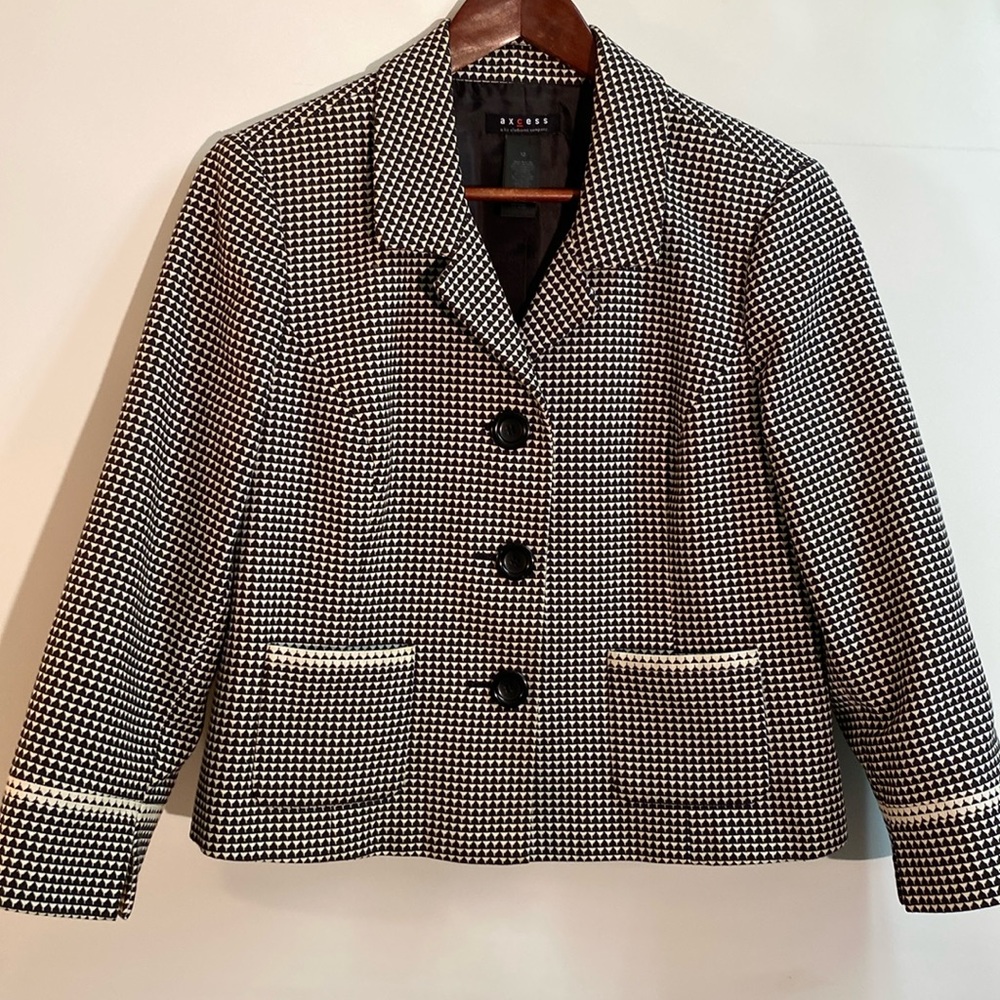 Axcess by Liz Claiborne - fitted cropped blazer. Size 12